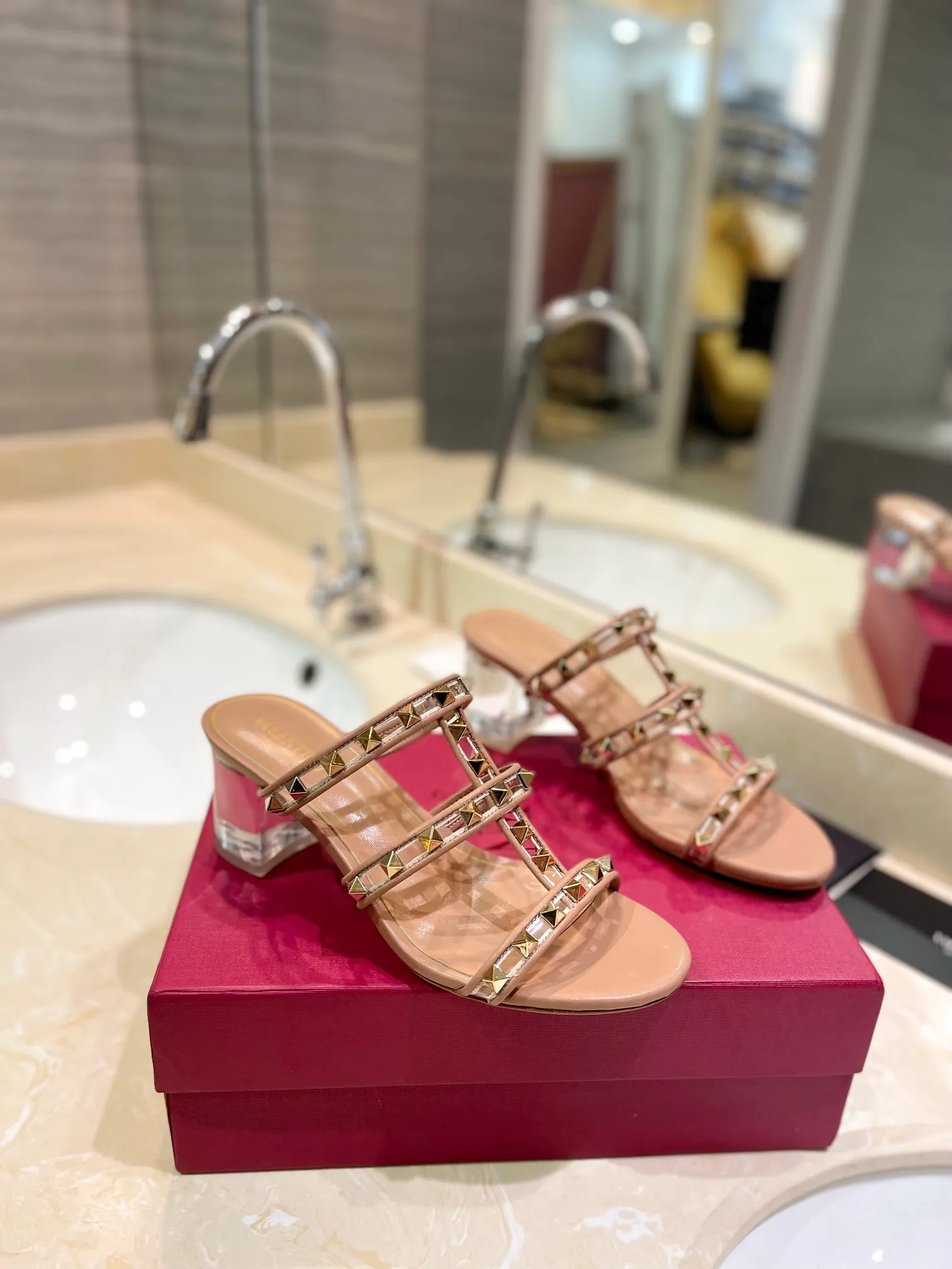 👟👟Ex-factory price 500👟👟 𝑉𝐴𝐿𝐸𝑁𝑇𝐼𝑁𝑂 Valentino ♡ͥ | ²º²⁴💫Purchasing agent level🔍Same color The classic king-shaped slippers with crystal heels are also so beautiful The particularly high-quality hardware brings out a full sense of high-end. After putting it on your feet, you will be stunned and look super slim! The new season lives up to expectations! Worth buying ★Imported cowhide is absolutely high-grade ❥Original method is absolutely sensual ❥Elegant style creates a different feeling🙈 Simple temperament style!  ♡ show bdetails ———————————— ⊿▸: Size｜35-40 (customized at 40.41.42) ⊿▸: Material｜Imported sheepskin + Pvc ⊿▸: Material | Padded sheepskin ⊿▸: Material | Italian🇮🇹 genuine leather outsole ⊿▸: Heel height｜6cm